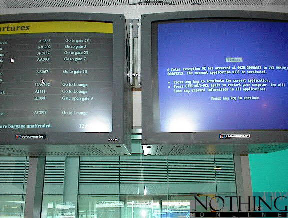 Billede fra lufthavn af flyafgangsskærm der er ramt af 'blue screen of death'